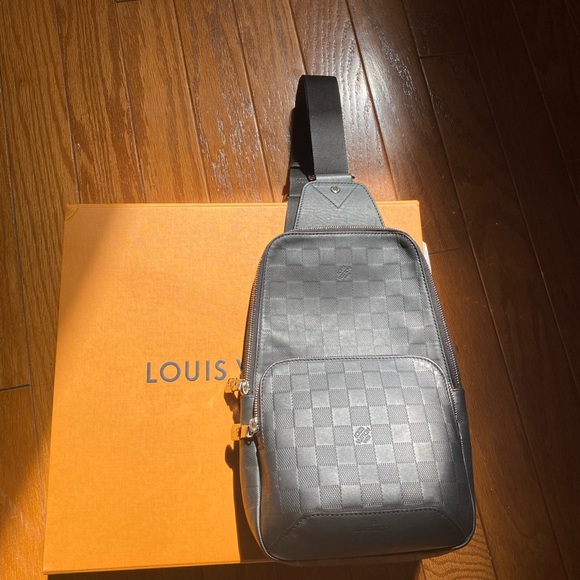 Louis Vuitton sling bag - Picture 3 of 3